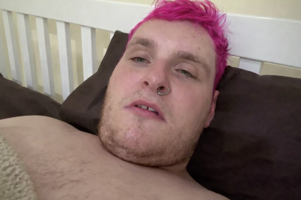 Novby streamuje z Bangkoku. Dluží 650 tisíc a vzkázal policii, ať si pro něj přijde.